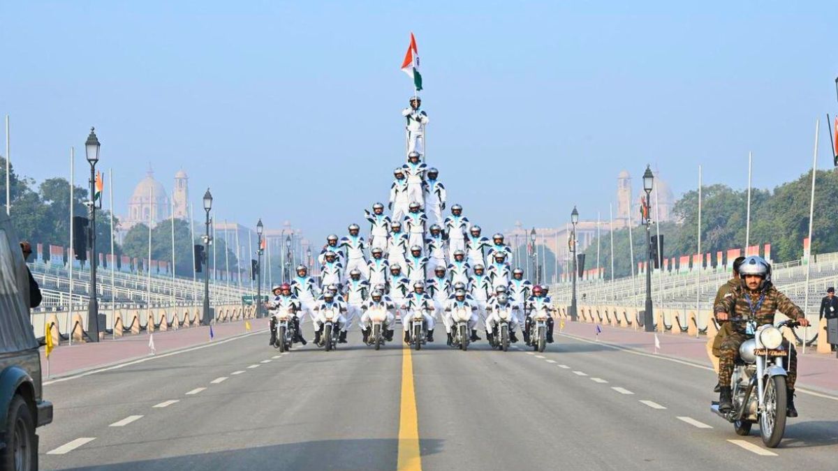 Indian Army’s Daredevils Create World Record By Building 20.4-Ft Human Pyramid With 40 Men On 7 Moving Motorcycles