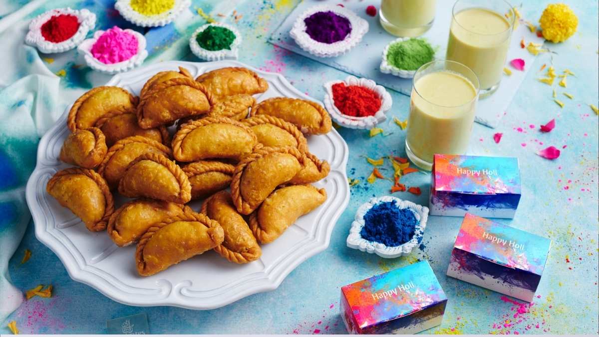 Travelling With Emirates This Holi? They’re Offering Gujiyas & Thandai On Select Indian Routes