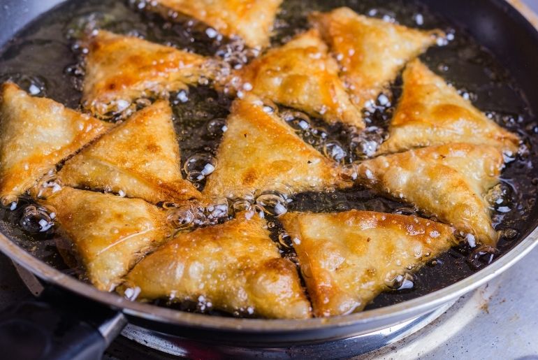 samosas frying