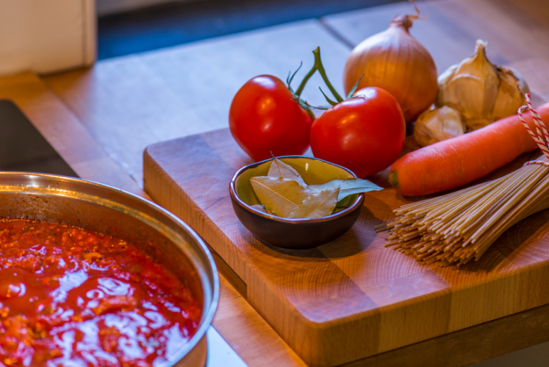 spaghetti, boiled vegetables