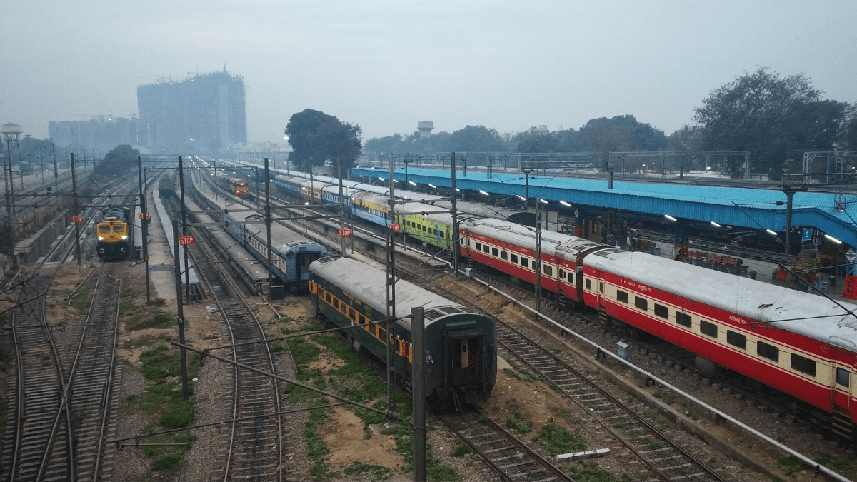 In Case Of Partially Confirmed Train Tickets, Can All Passengers Travel On The Same PNR?
