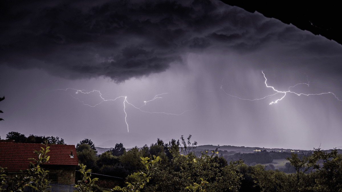Delhi-NCR Thunderstorms Trigger Waterlogging, Flight Delays, And Diversions Across The Region