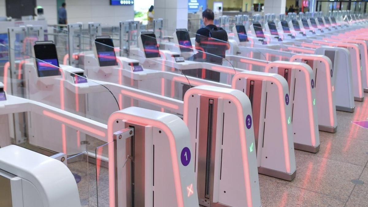 Who Is Eligible To Use The Smart Gate Facility At DXB? Here’s Everything You Need To Know!