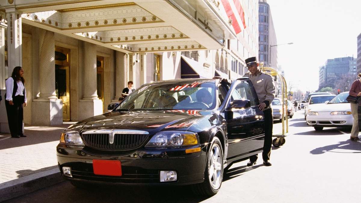 Abu Dhabi Launches New License For Hotels, Malls & Others To Operate Valet Parking Services