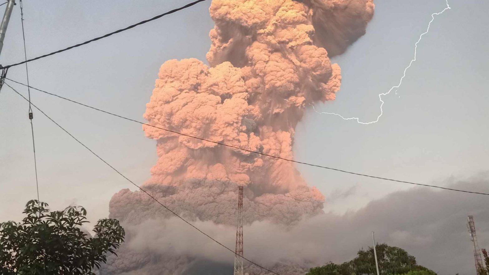 Indonesia’s Mount Lewotobi Laki-Laki Volcano Erupts, 11 Km High Ash Plume Triggers Highest Alert