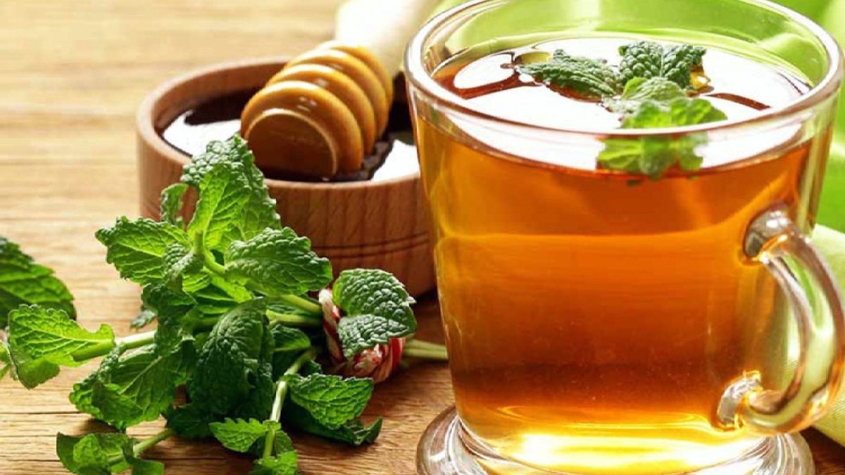 Ayurvedic Expert Reveals Why Herbal Teas Are Better Than Coffee During The Monsoon!