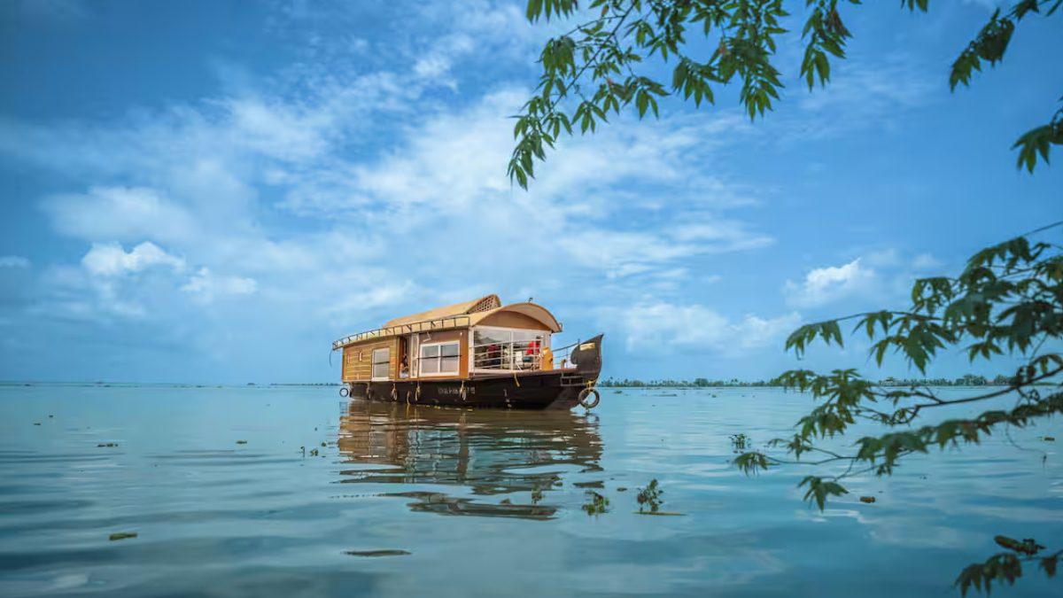 11 Most Beautiful Houseboats In Kerala Offering Relaxation, River Views, And More
