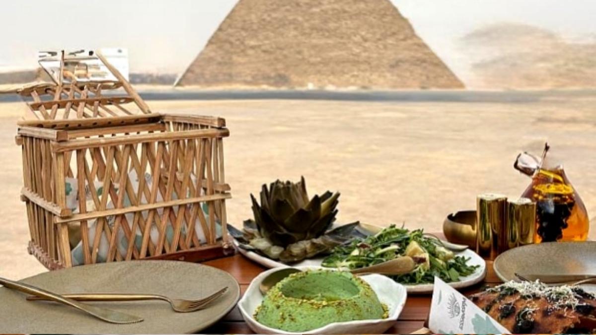 This Cafe In Egypt Lets You Take Your Meal Right Next To The Pyramids Of Giza!