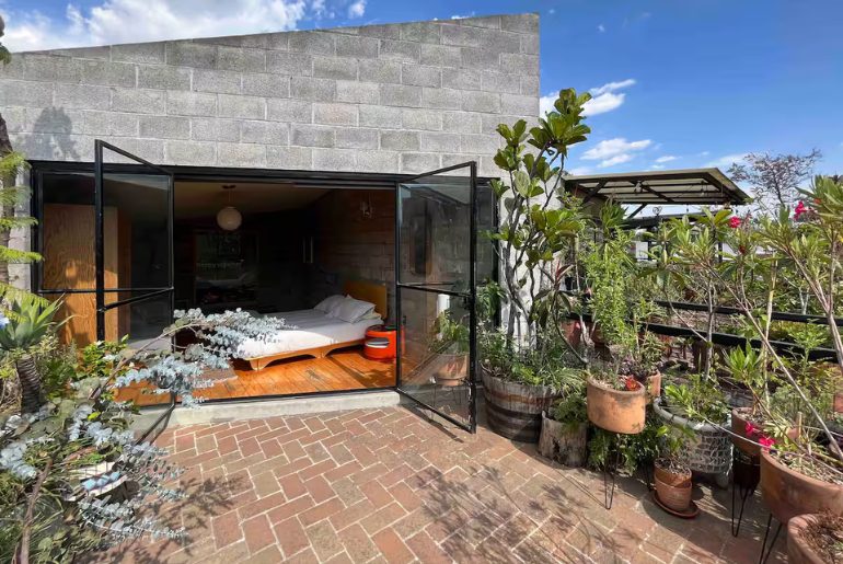 Sunny loft with a big terrace in a historic area