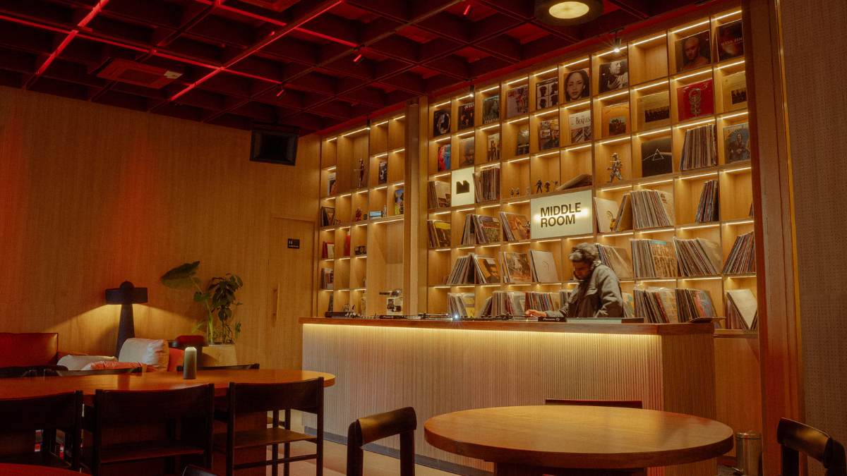 CT Review: At Middle Room, Bengaluru’s 1st Audiophile Bar, Vinyl, Food & Beer Hit The Right Notes
