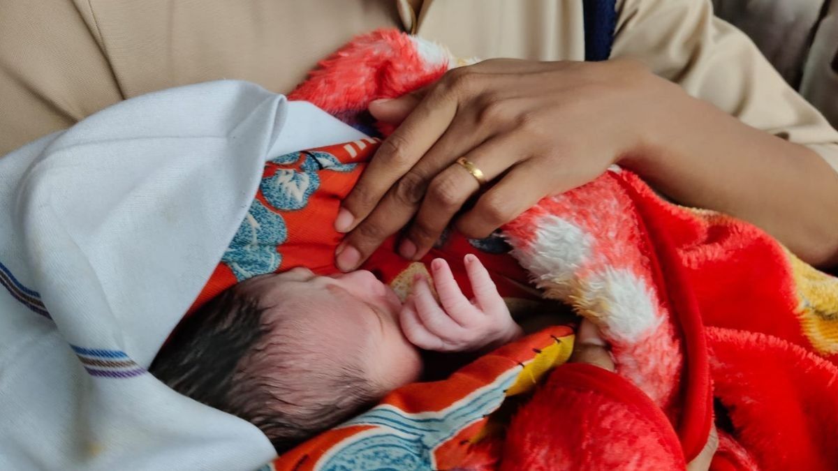 Helped By Railway Staff & Passengers, A Woman Gave Birth To A Healthy Baby Boy At SMVT In Bengaluru