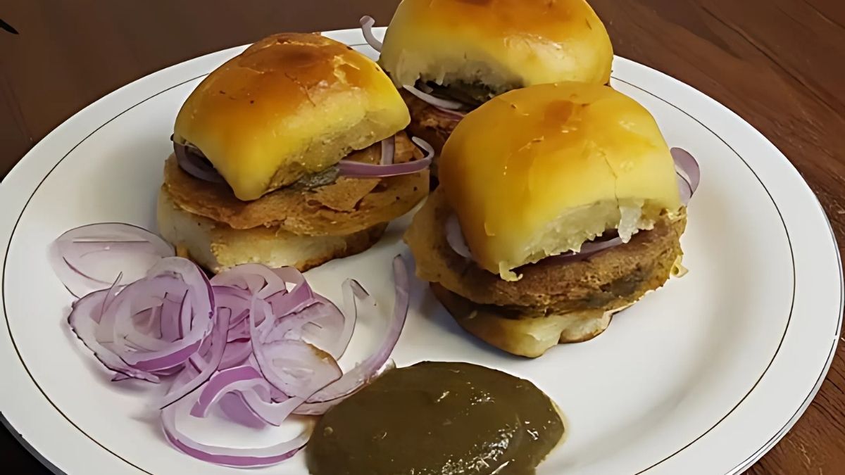 Pakistan’s Beloved Food Street, Burns Road Express Lands In Riyadh With Bun Kabab, Haleem & More!