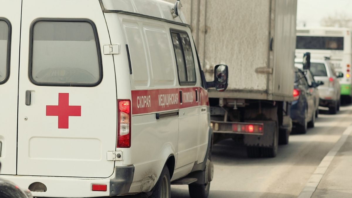 Abu Dhabi: Failure To Give Way To Emergency Vehicles Can Cost You An AED3,000 Fine