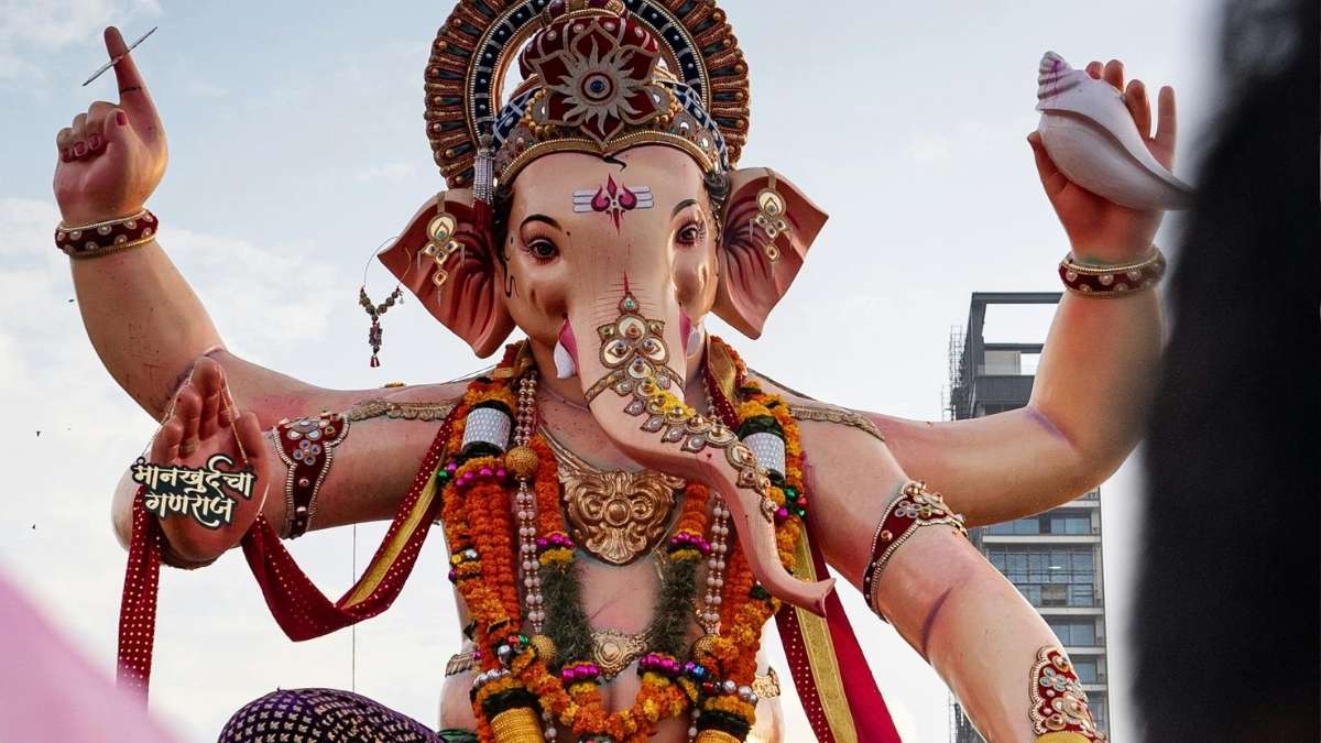 18 Ft Ganpati In Dubai To Khareef Dhofar Visitor Record; 5 GCC Updates for You
