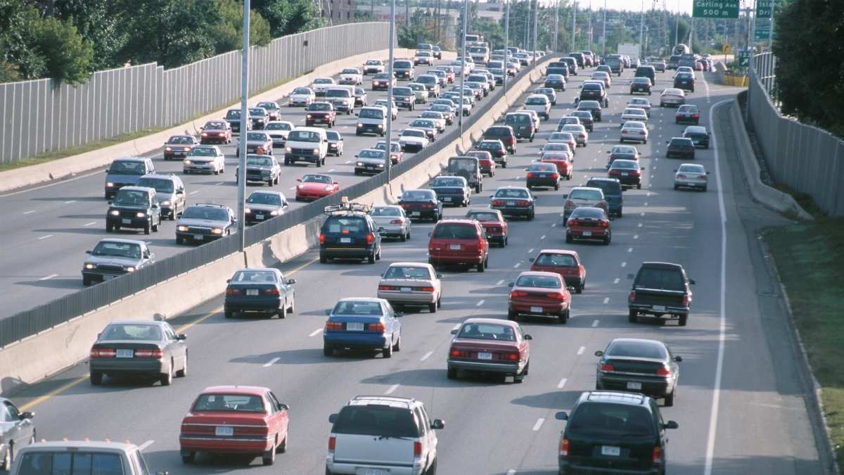 Abu Dhabi Issues AED 1,000 Fine For Sudden Road Stops & A Guide To Reduce Black Points