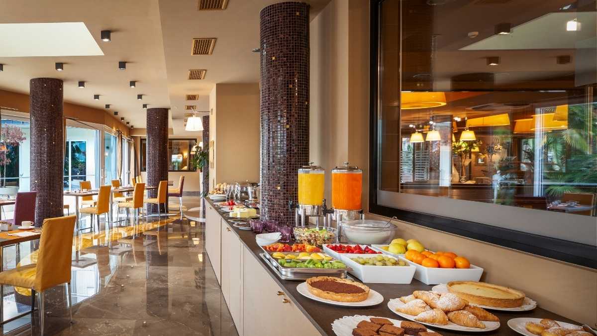 Redditors Share How Easy It Is To Sneak Into Hotels And Grab Free Breakfast; Exchange Forbidden Tips
