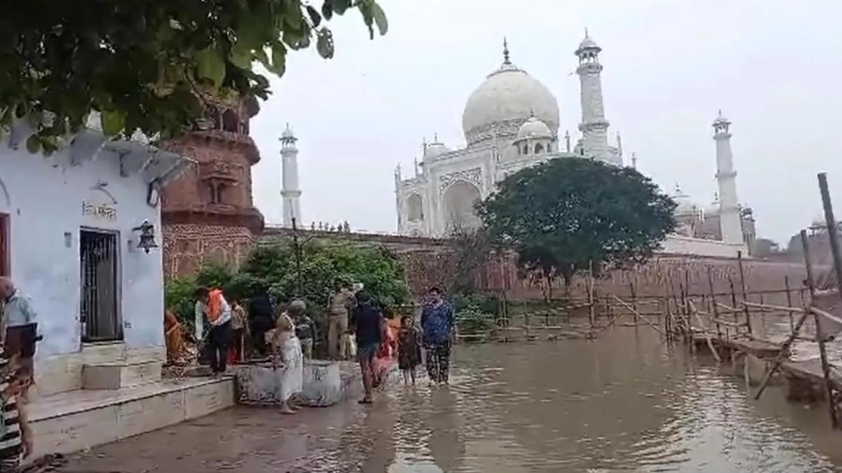 Taj Mahal Under Flood Watch As Yamuna Breaches Danger Mark in Agra Amid Monsoon Fury
