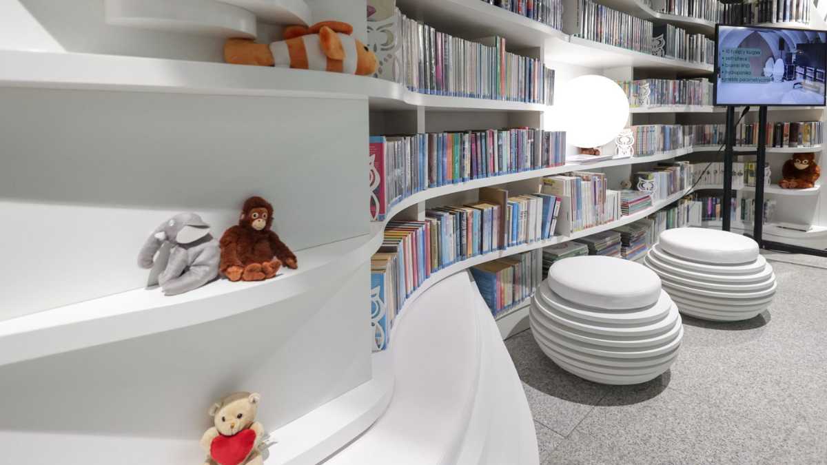 Did You Know A Metro Station In Poland Has A Library With 16,000 Books, Laptops & A Coffee Machine?