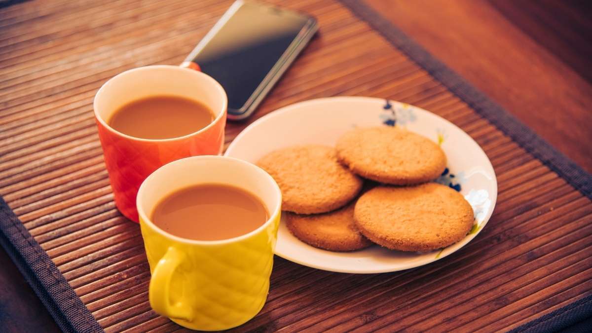 Love To Pair Chai With Biscuits & Samosas? Stanford-Trained Health Coach Calls Them Tea’s Biggest Enemies!