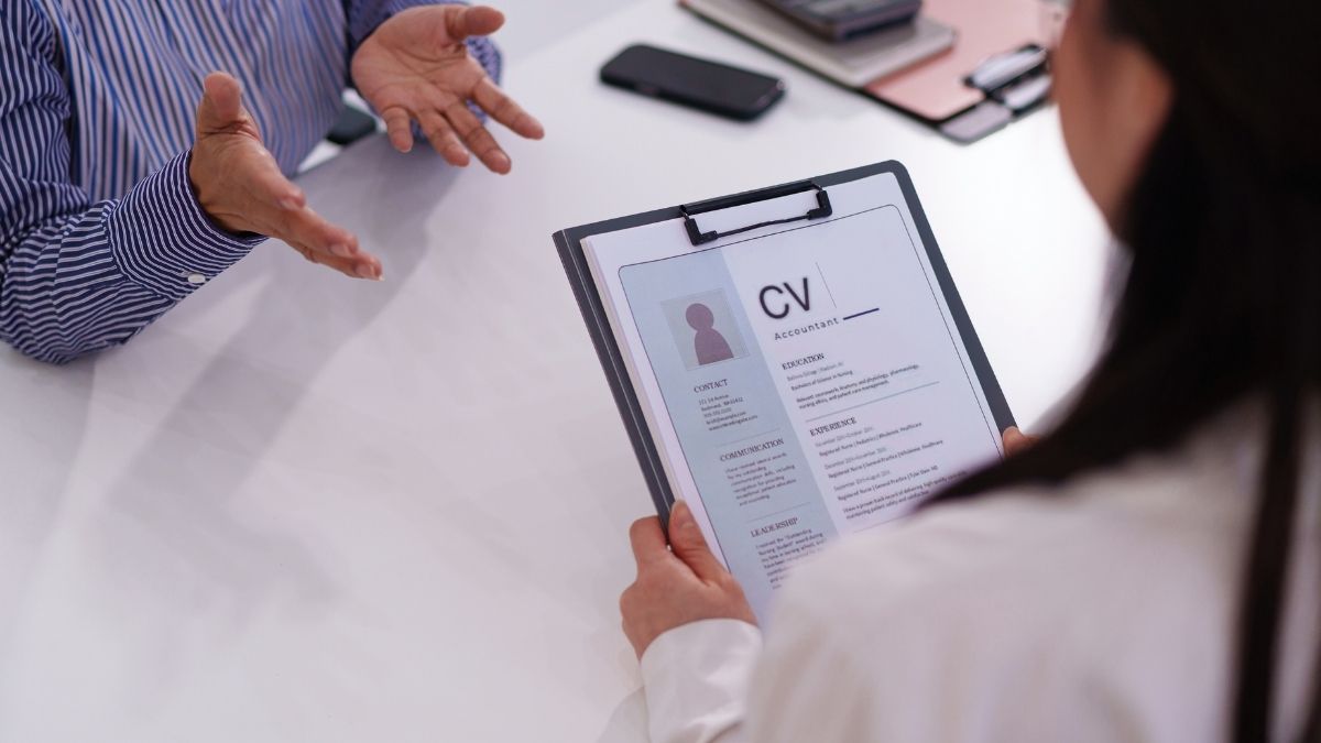 MoHRE Alerts UAE Jobseekers Of Fake Job & Visa Scams, Plans New Contract–Residency Rules