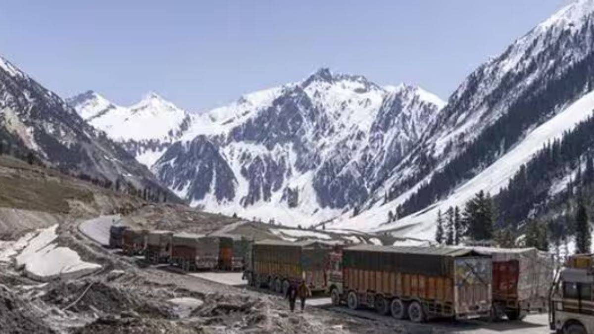 Gulmarg Sees Its First Snowfall Of The Season; Tourism Hopes In Jammu & Kashmir Get A Boost