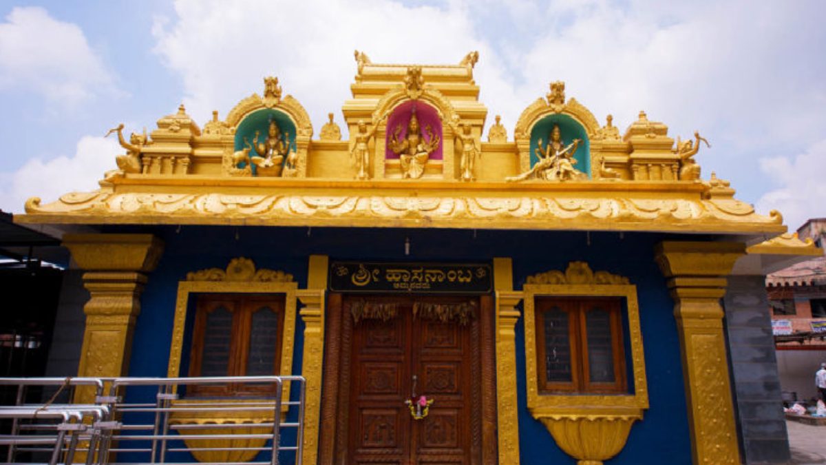 This 12th Century Temple In Karnataka Opens Only Once A Year During Diwali, And It Has A Lamp That Burns Forever