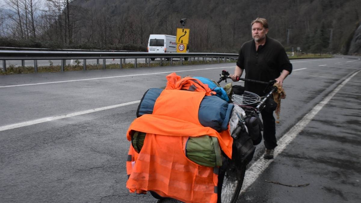 He Has Lived 27 Years On Foot. Meet Karl Bushby, The Man Who Walks Around The World, Refusing To Take A Ride