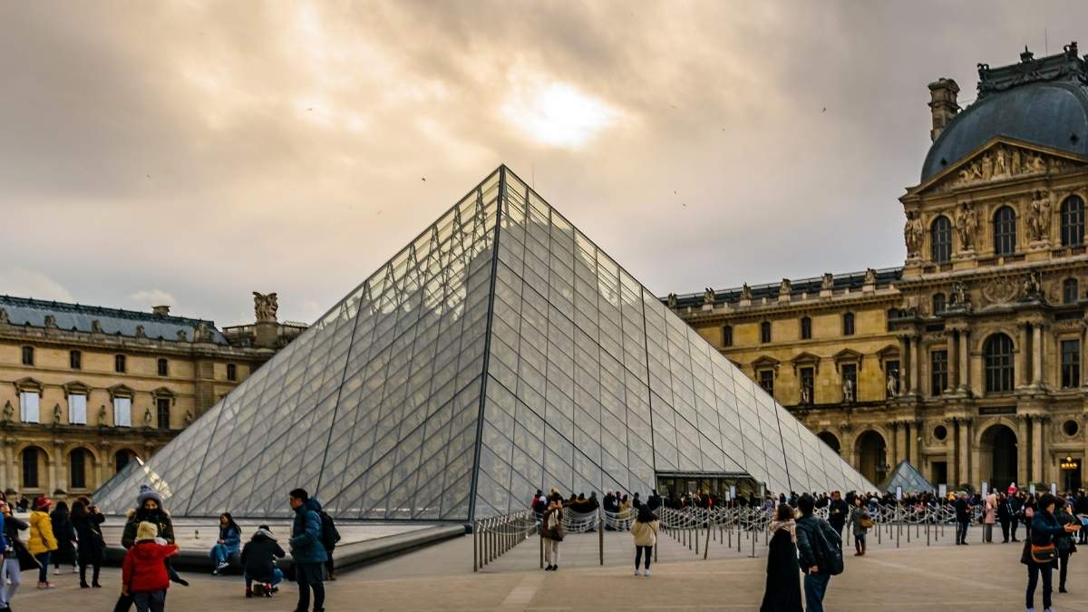 Louvre Museum In Paris Reopens To Visitors Three Days After Daring $100 Million Jewellery Heist