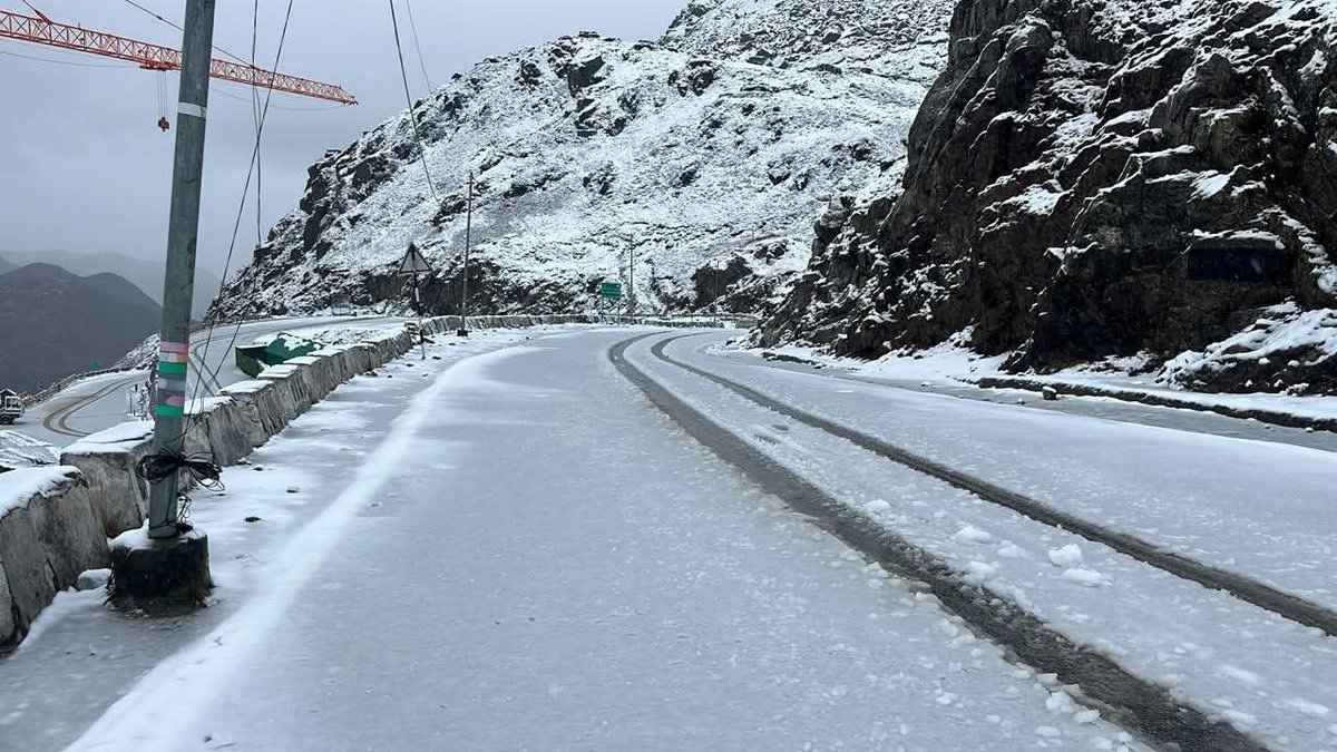 Red Alert In Sikkim After Heavy Snowfall Blankets Indo-China Border, Travel Advisory Issued Red Alert In Sikkim After Heavy Snowfall Blankets Indo-China Border, Travel Advisory Issued