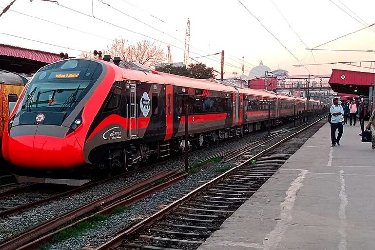  Vande Bharat Express Lucknow Mumbai