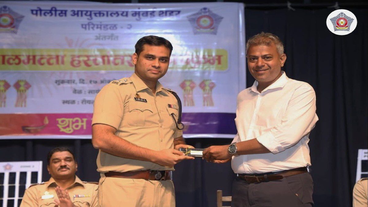 Mumbai Police Spread Diwali Cheer By Returning 800 Lost And Stolen Phones; Here’s How You Can Spread Joy Too