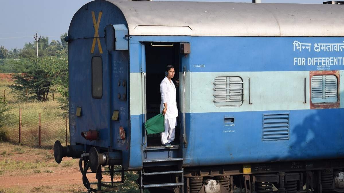 10 Safety Tips Every Woman Should Follow While Travelling By Train In India
