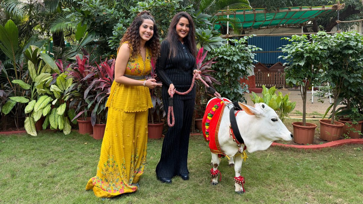 Amruta Fadnavis Has Caught Her Husband Devendra Fadnavis Eating THIS At Midnight!