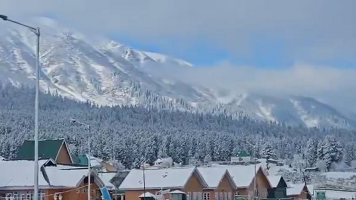 Kashmir Turns Into Winter Wonderland As Gulmarg Is Covered In Snow; Mughal Road Closed