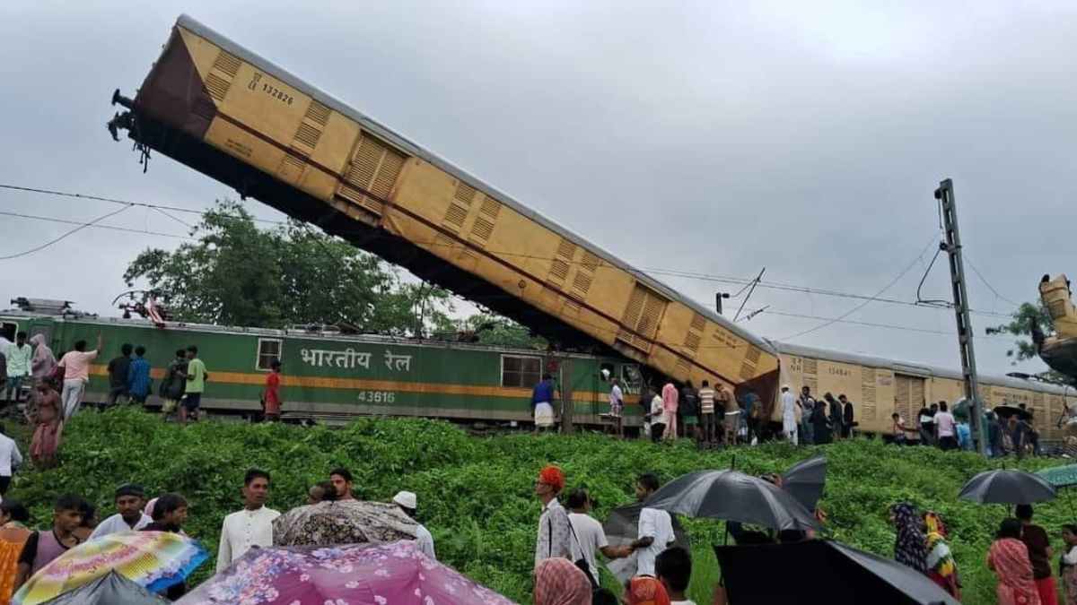 Passenger Train Collides With A Goods Train In Bilaspur, Leaving 11 Dead And 20 Injured