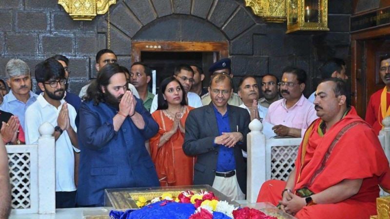 Billionaire Anant Ambani Visits Shirdi Sai Baba Temple, Offers Chaddar, Donates ₹5 Crore