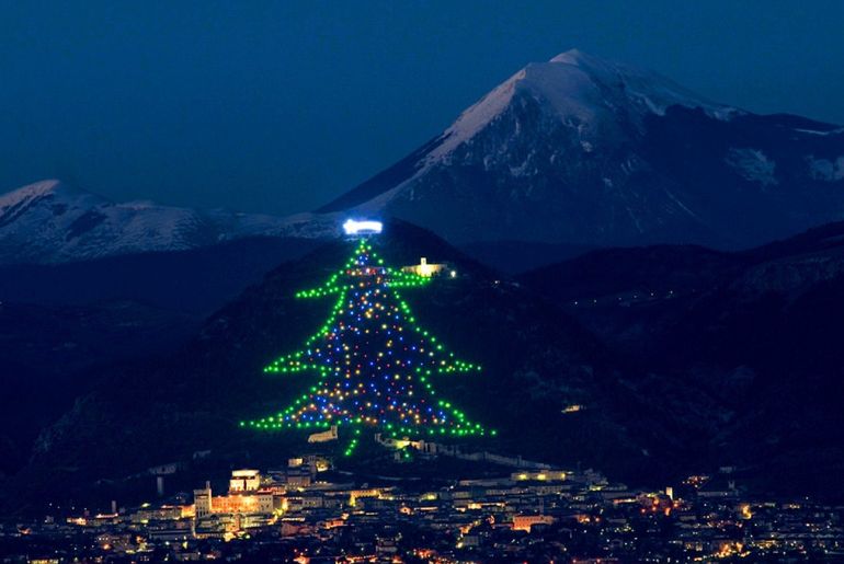  Iconic Christmas trees in world 