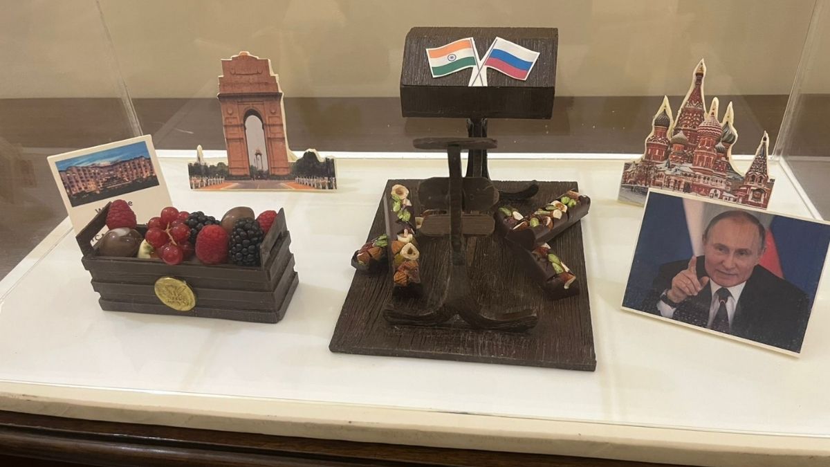 Delhi: President Putin Welcomed With Chocolate Wonder Model Ft India Gate & St Basil’s Cathedral