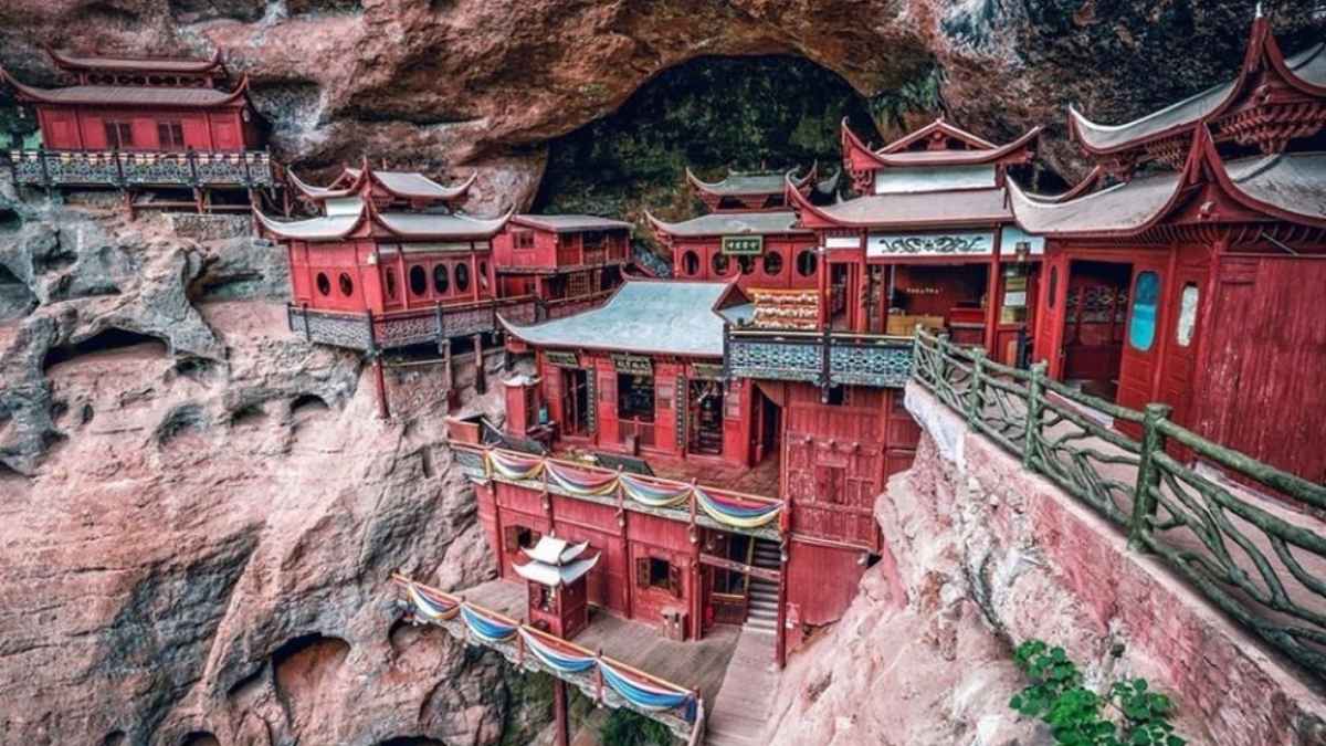 This 1,500-YO Hanging Temple In China Hangs 50 M Above the Ground, & Still Stands Strong!