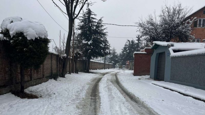 Snowy Getaway Alert! Gulmarg, Sonmarg & Pahalgam See First Winter Snowfall Of 2025