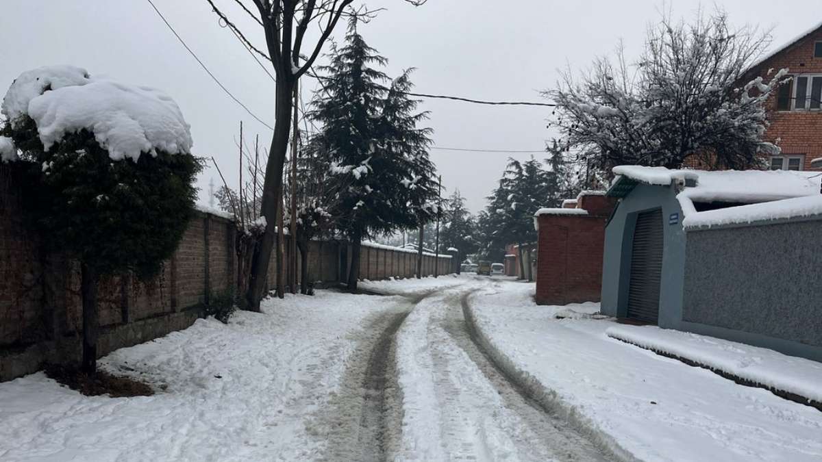 Snowy Getaway Alert! Gulmarg, Sonmarg & Pahalgam See First Winter Snowfall Of 2025