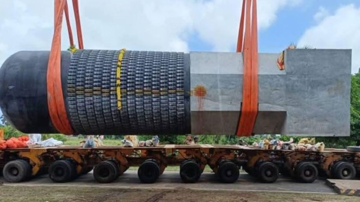 World’s Tallest Shivling At 33-Ft Is On Its 2100 Km Journey From Tamil Nadu To Bihar