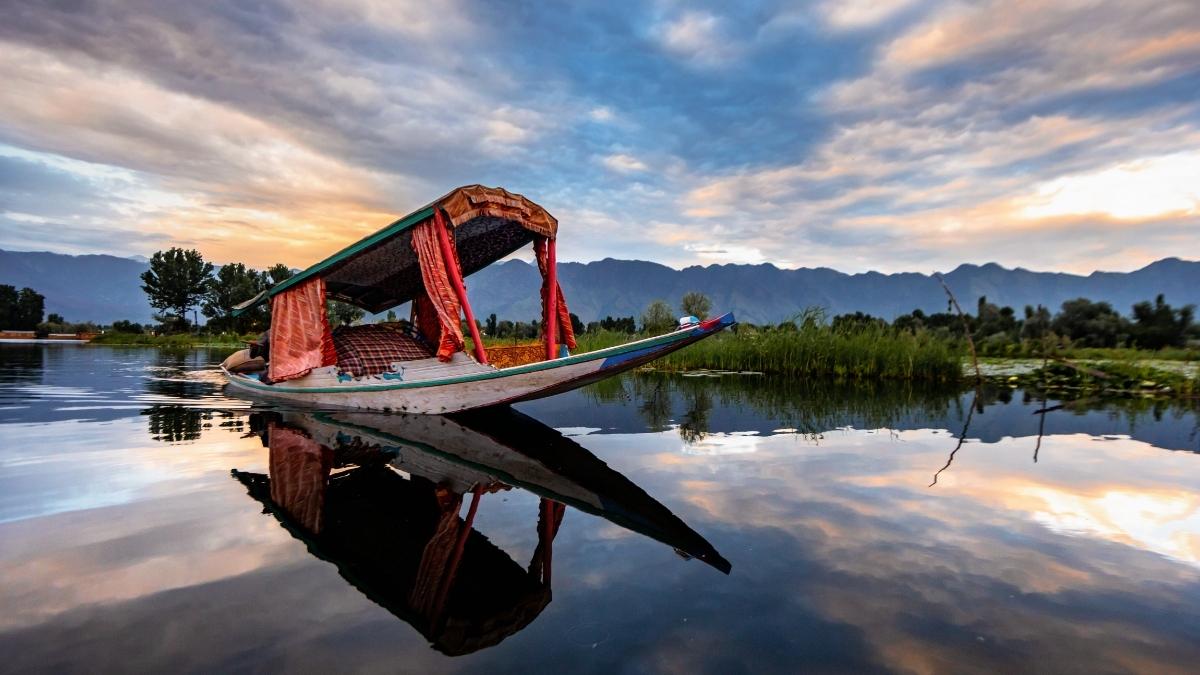 From Dal Lake To Chilika: Top 10 Winter Lakes In India for Snow, Silence And Stunning Views
