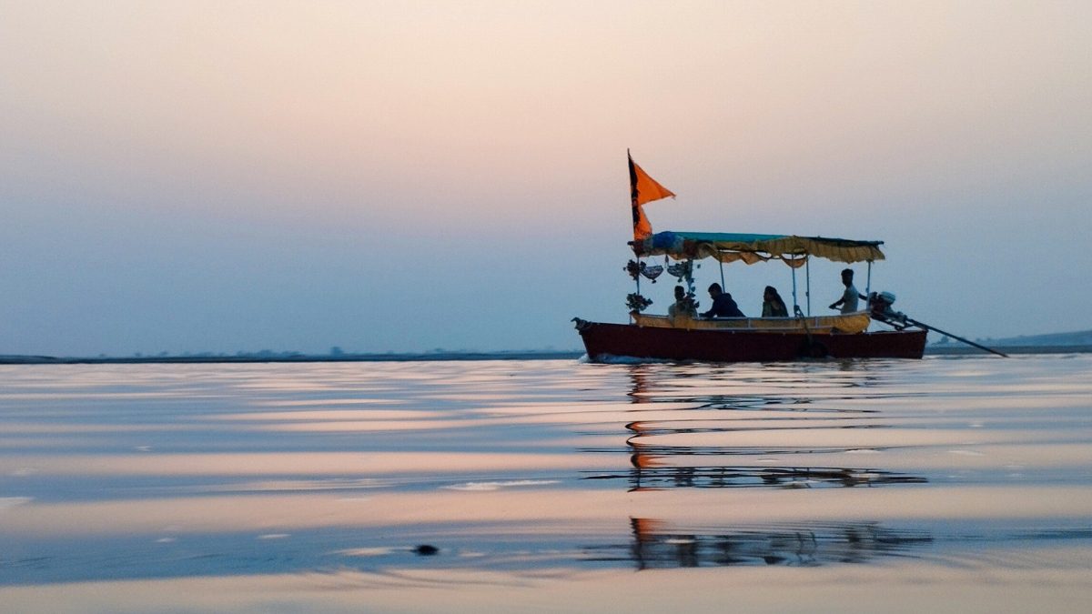 Ayodhya Boatmen To Be Trained In Storytelling, Safety, & More Under UP Tourism Initiative