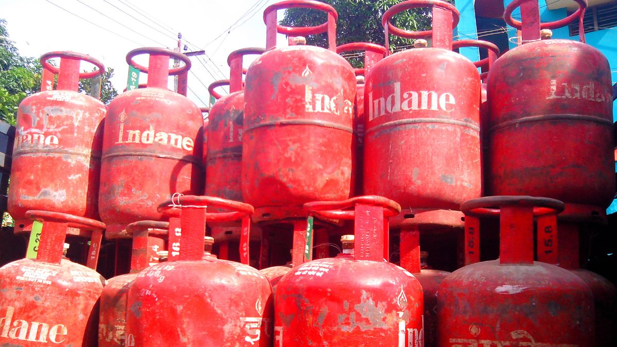 How To Book An LPG Cylinder Via Call, SMS Or WhatsApp?
