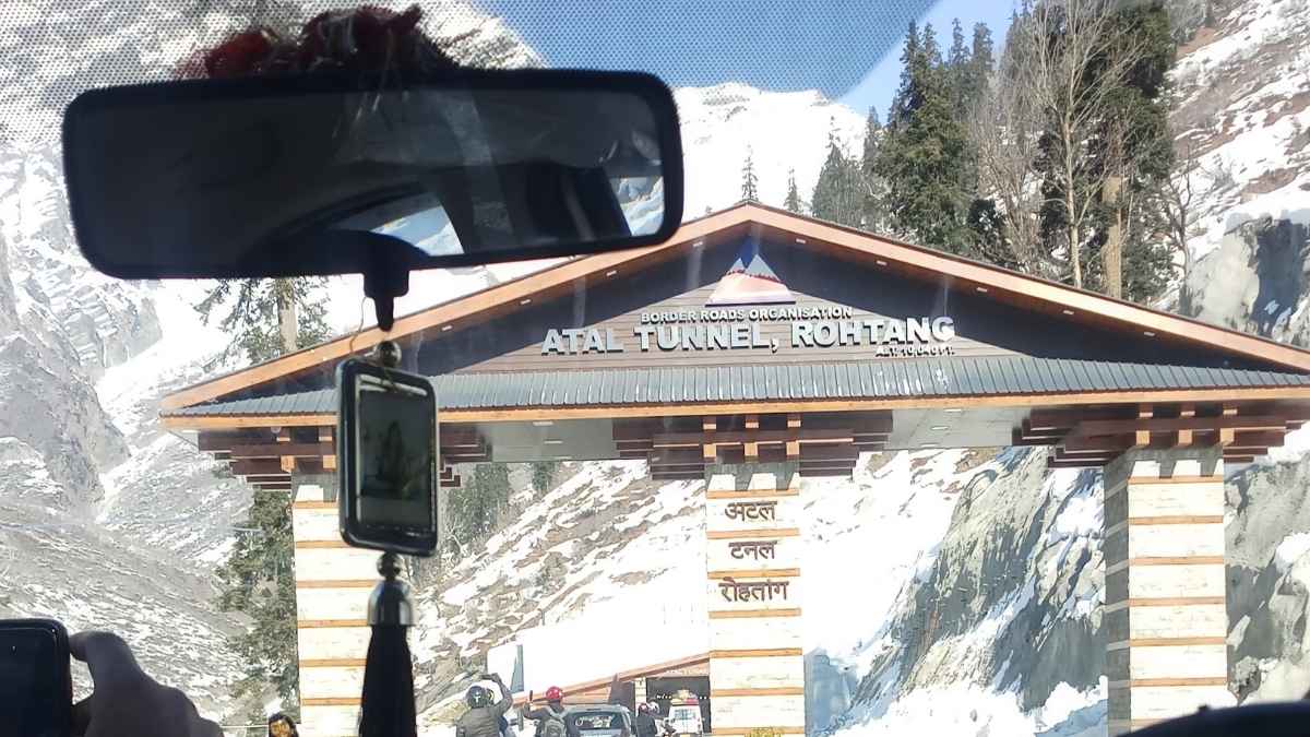 Atal Tunnel In Himachal Pradesh Blocked Due To Fresh Snowfall; 1,000 Vehicles Stranded