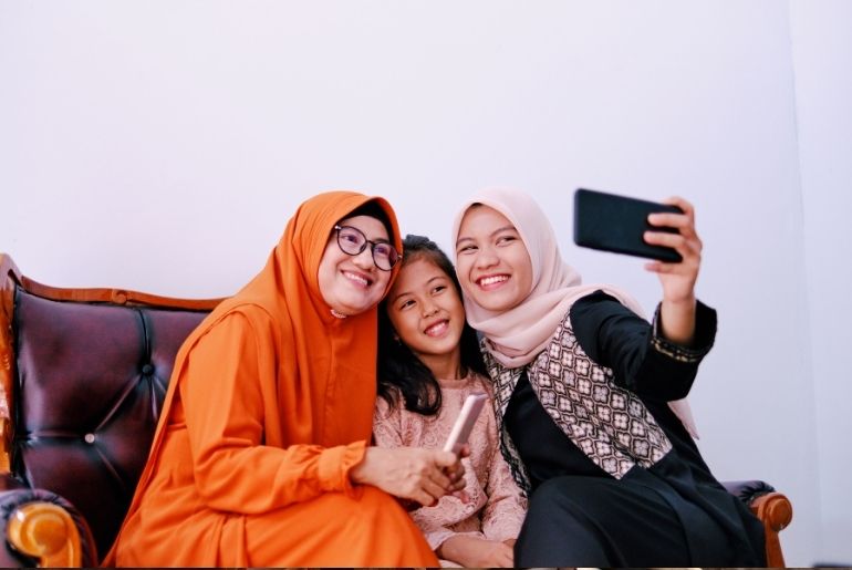 friends and family selfie