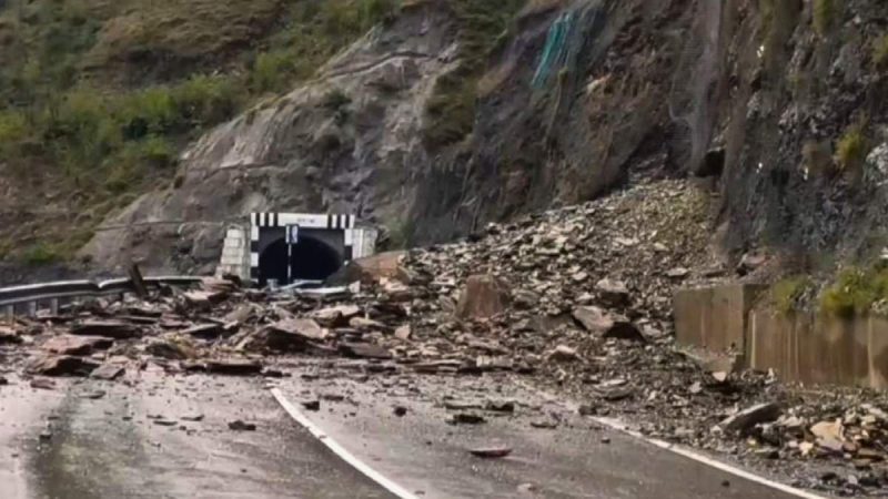 Jammu-Srinagar Highway: Traffic Halted After Massive Landslides Disrupt Movement