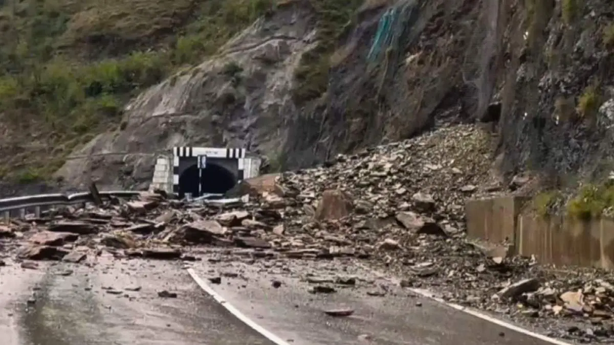 Jammu-Srinagar Highway: Traffic Halted After Massive Landslides Disrupt Movement