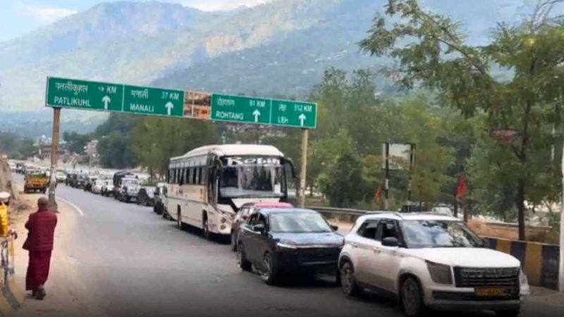 As Temperatures Soar, Himachal Sees Tourist Surge; 27,000 Vehicles Enter Kullu